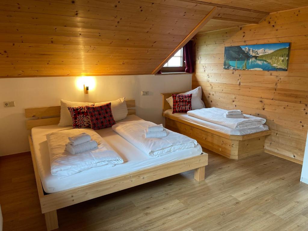 Postel nebo postele na pokoji v ubytování Der Waidachhof Zillertal