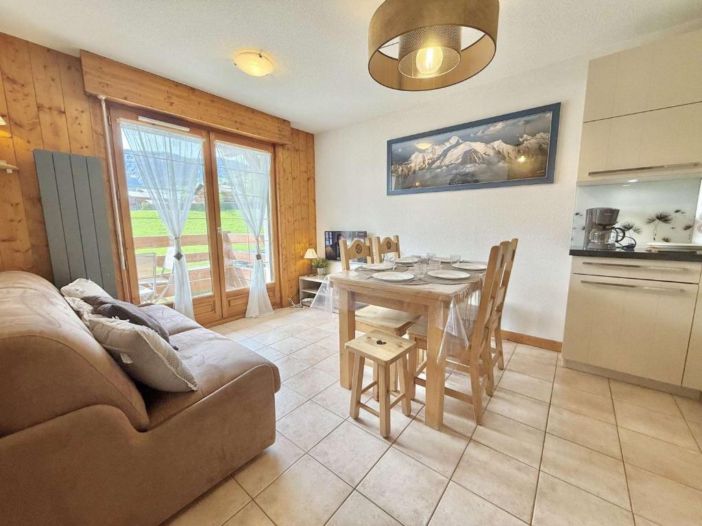 un salon avec un canapé et une table et une cuisine dans l'établissement Appartement 2 pièces cabine à Praz-sur-Arly - 6 personnes avec parking - FR-1-603-10, à Praz-sur-Arly