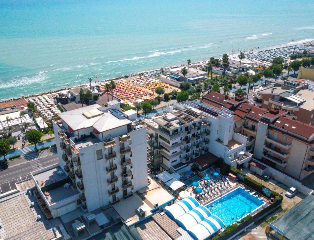 Bazén v ubytování Hotel Tassoni Maison nebo v jeho okolí