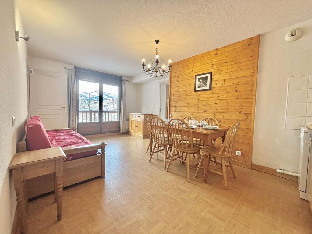 un salon avec une table et une salle à manger dans l'établissement Appartement 6 pers. à Flumet avec piscine, parking et animaux admis - FR-1-603-114, à Flumet