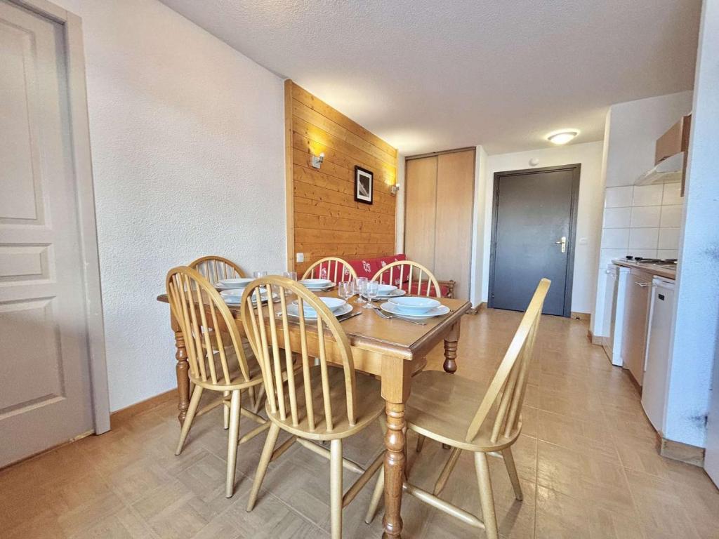 une salle à manger avec une table et des chaises en bois dans l'établissement Appartement 3 pièces à Flumet - 6 pers, Piscine, Parking - FR-1-603-115, à Flumet