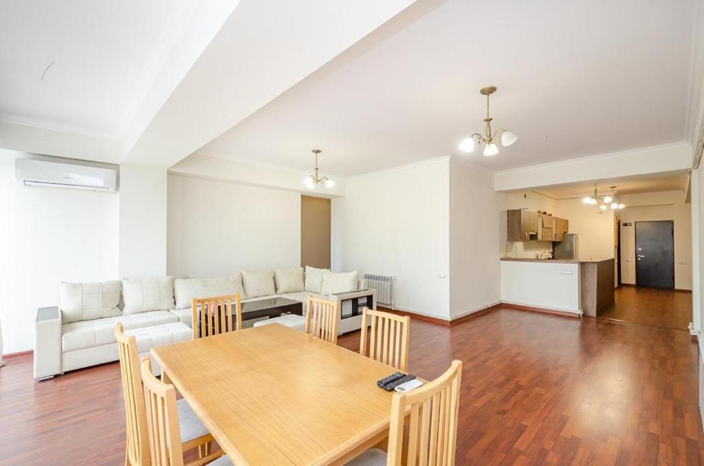 لابی و فضای عمومی 35new building three-room apartment in the very center - تصویر ۵