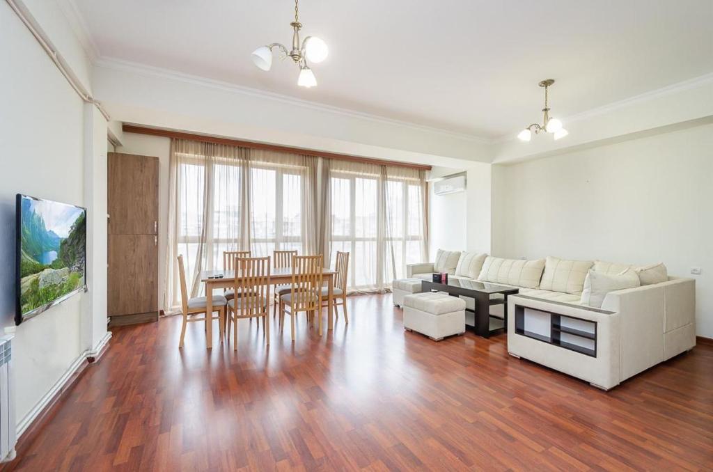 فضای داخلی 35new building three-room apartment in the very center در ایروان - تصویر ۳