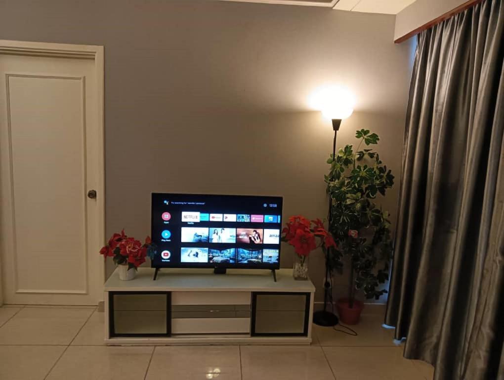 TV a/nebo společenská místnost v ubytování Bintang Lux B&B Suites Times Square KL