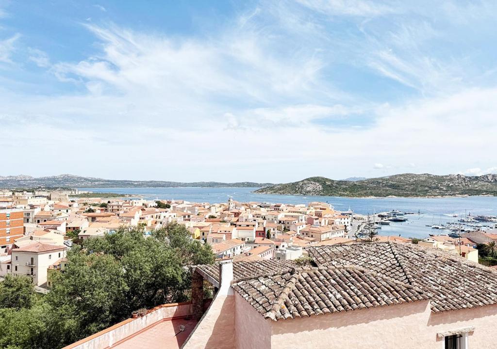 Φωτογραφία από το άλμπουμ του Pgs Immobiliare srls Bellavista Maria Attico con vista mare e parcheggio privato La Maddalena σε La Maddalena