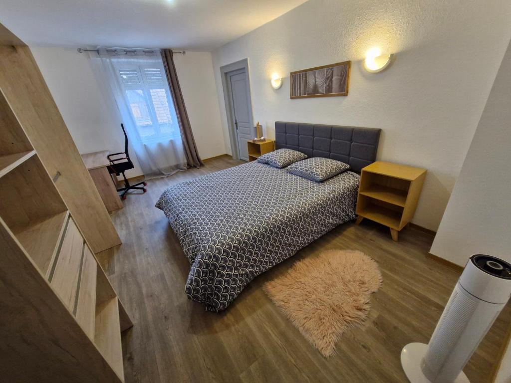 une chambre avec un grand lit et un tapis dans l'établissement Colmar Nest, à Colmar