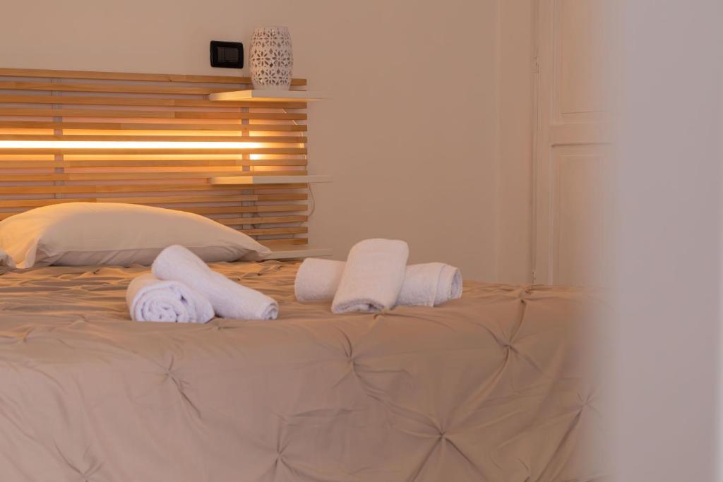a bedroom with a bed with towels on it at Casa Caminari in Grottaglie