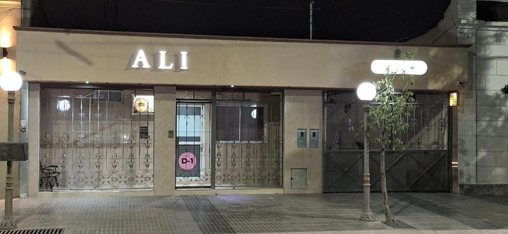 Un escaparate con las puertas iluminadas por la noche en Complejo Alicia, en General Gutiérrez