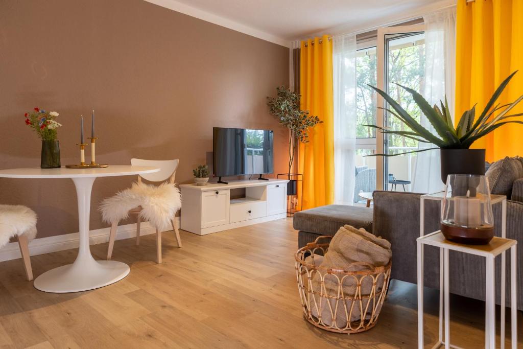 a living room with a couch and a tv at Ferienwohnung für den Perfekten Work-Life-Ausgleich in Spremberg