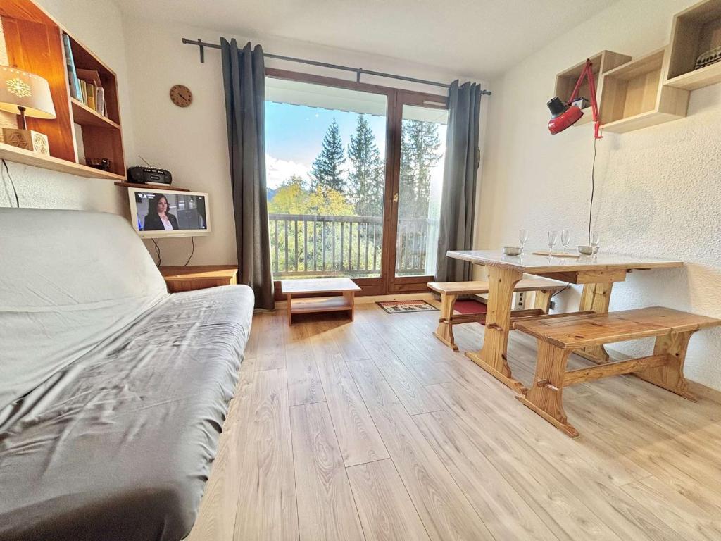 une chambre avec un lit, une table et une fenêtre dans l'établissement Studio confortable à Notre-Dame-de-Bellecombe avec parking et accès facile aux pistes - FR-1-595-35, à Notre-Dame-de-Bellecombe