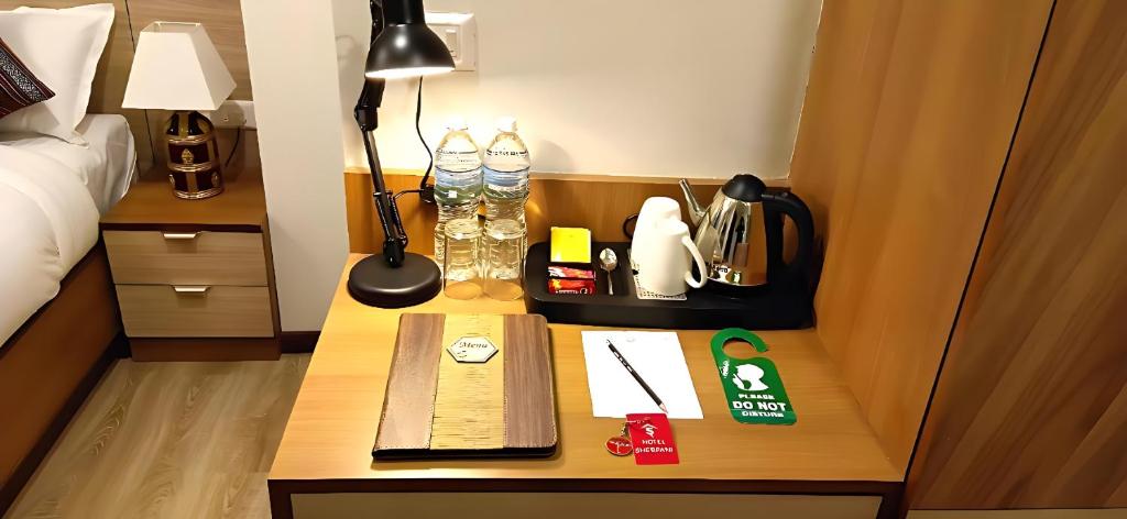 Příslušenství pro přípravu čaje a kávy v ubytování Hotel Sherpani