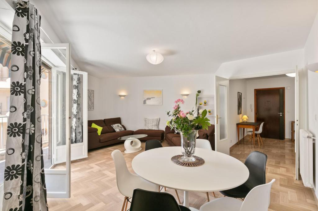a living room with a white table and chairs at Suite de Dijon FSHH in Nice