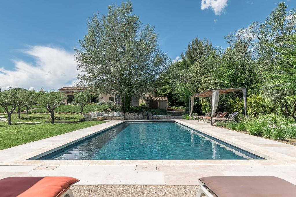 - une piscine dans l'arrière-cour d'une maison dans l'établissement Mas Glamour, à Saint-Rémy-de-Provence