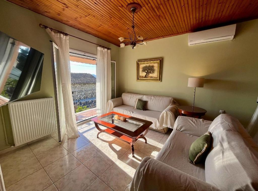 a living room with two couches and a table at Privilegio apartment in Episkopianá