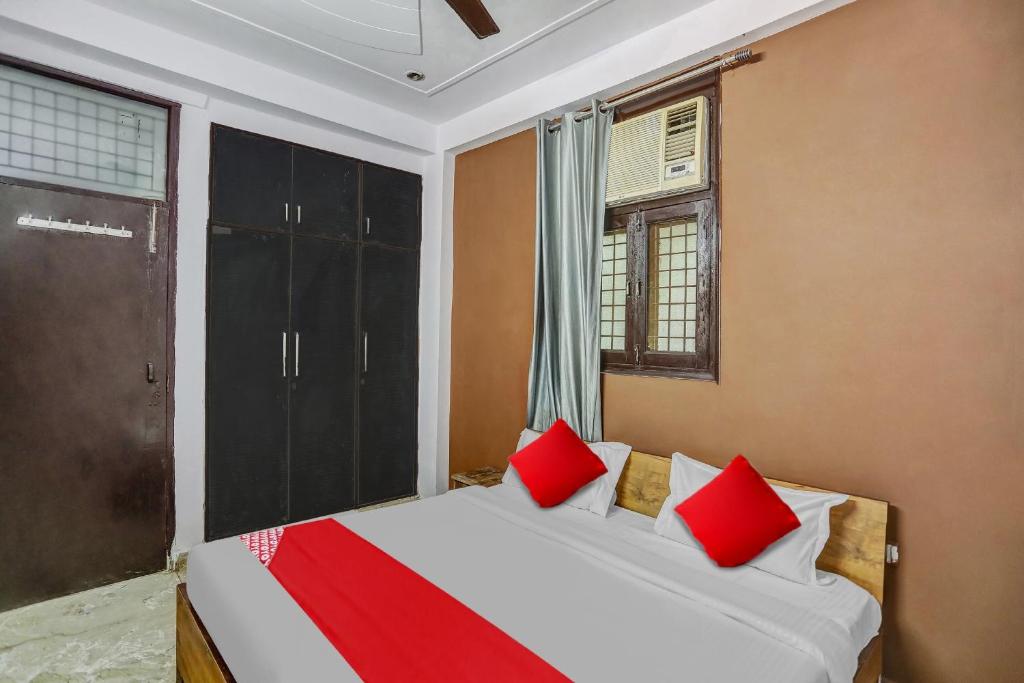 Postel nebo postele na pokoji v ubytování Super Hotel O Satguru Residency