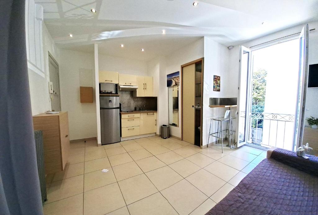 Cette chambre dispose d'une cuisine avec une grande fenêtre. dans l'établissement Studio Palais Jocelyn, cosy,moderne, Hyper centre, 3 min à pieds mer et Vieux Nice, à Nice