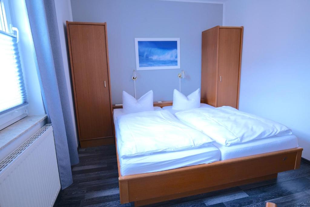 Postel nebo postele na pokoji v ubytování Hotel & Restaurant Am Bodden