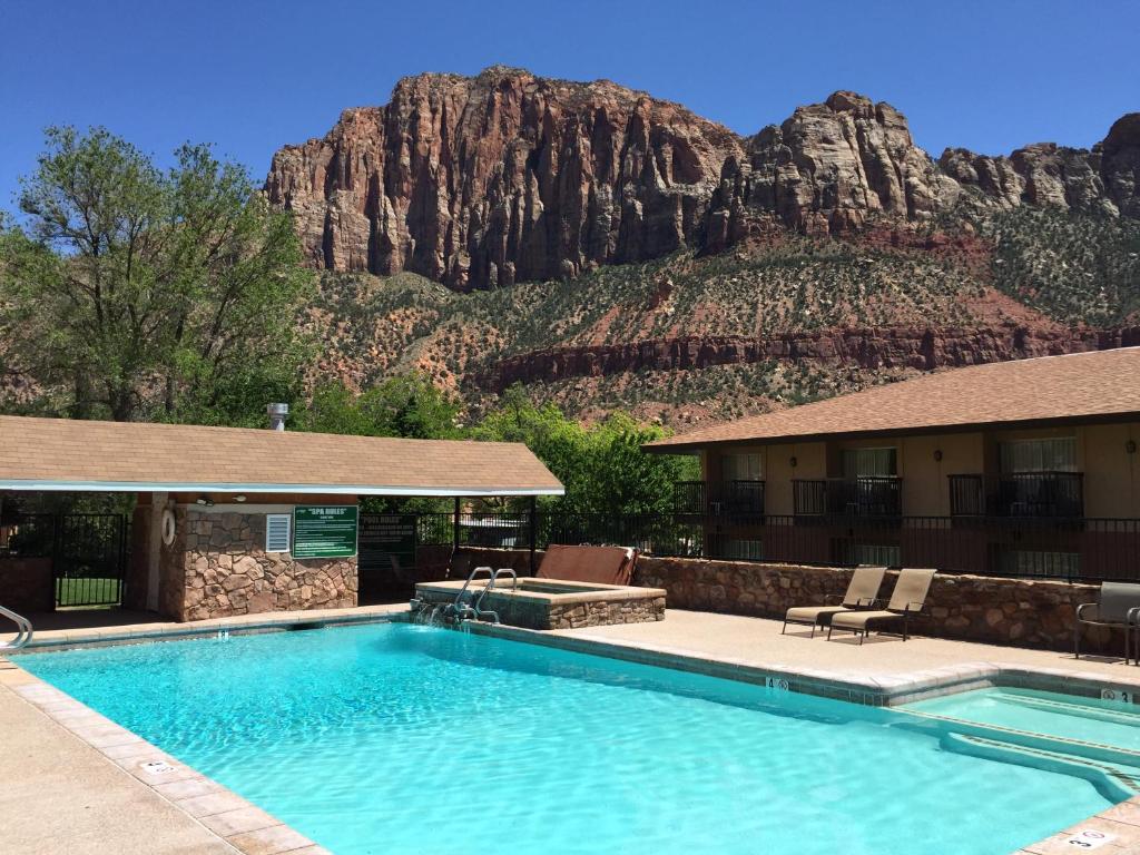 una piscina con una montaña en el fondo en Bumbleberry Inn, en Springdale