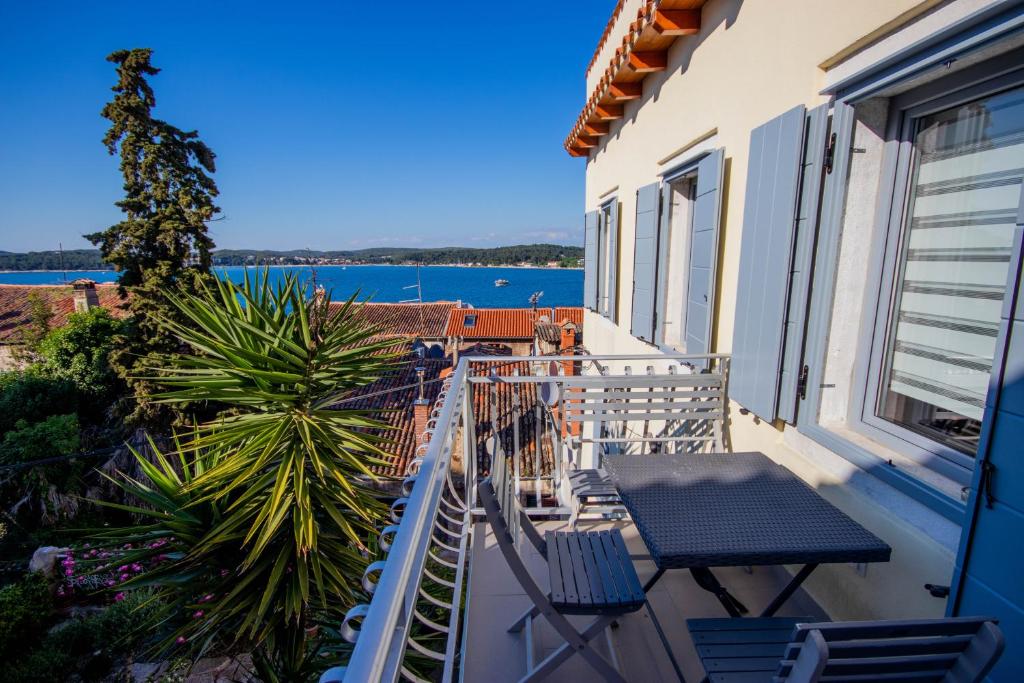 un balcone con sedie e vista sull'acqua di A&D Apartments a Rovigno (Rovinj)