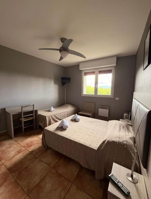 Postel nebo postele na pokoji v ubytování Hôtel - Pub Le Petit Bosquet