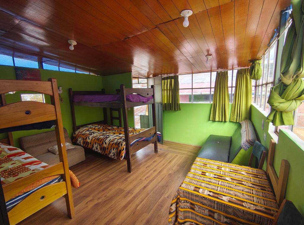 una habitación con dos literas y un sofá en IG Suites & Apartment, en Cusco