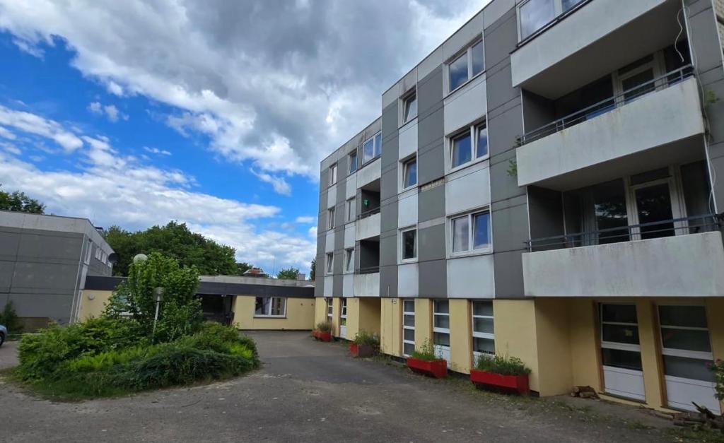 un parcheggio vuoto di fronte a un edificio di Turp Residenz a Blomberg