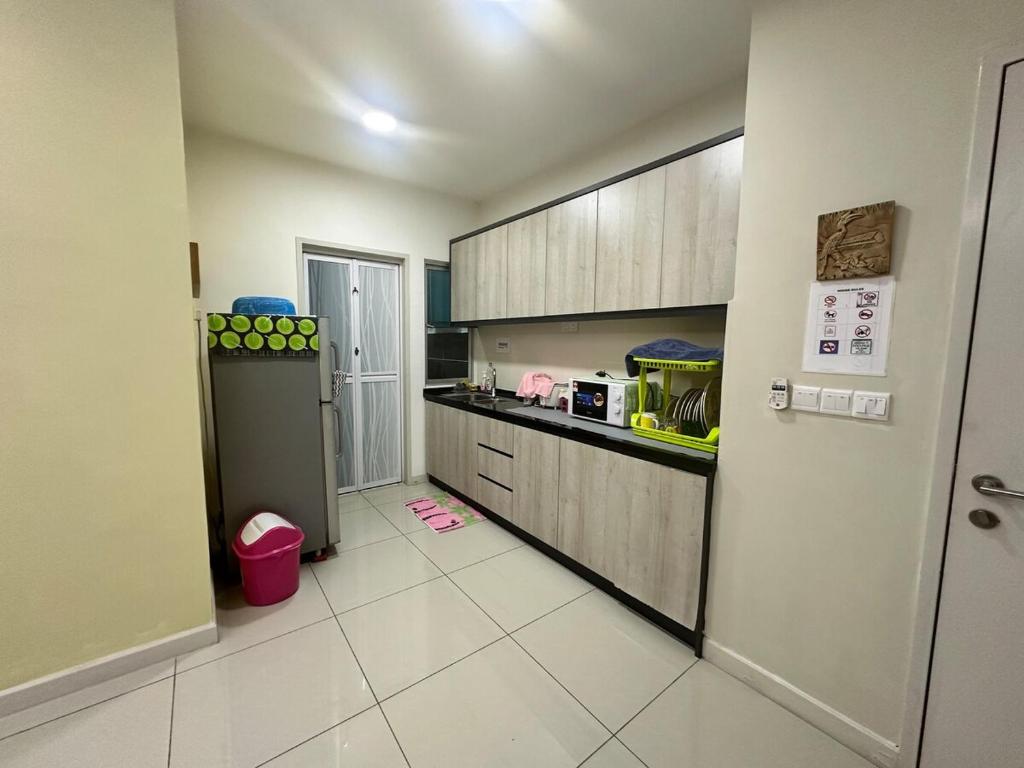 カジャンにあるAI Homestay at Savanna - Southvilleのキッチン(カウンター、冷蔵庫付)