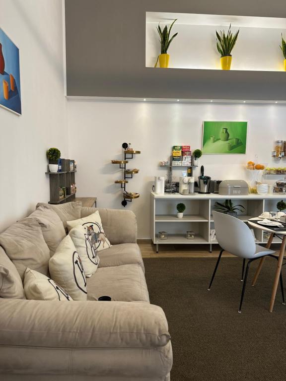 salon z kanapą i stołem w obiekcie Zeta Rooms w mieście Caserta