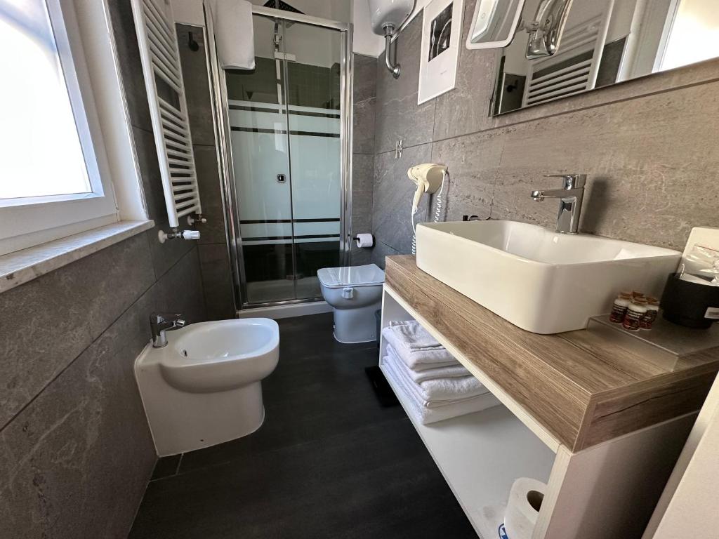 łazienka z umywalką i toaletą w obiekcie Zeta Rooms w mieście Caserta