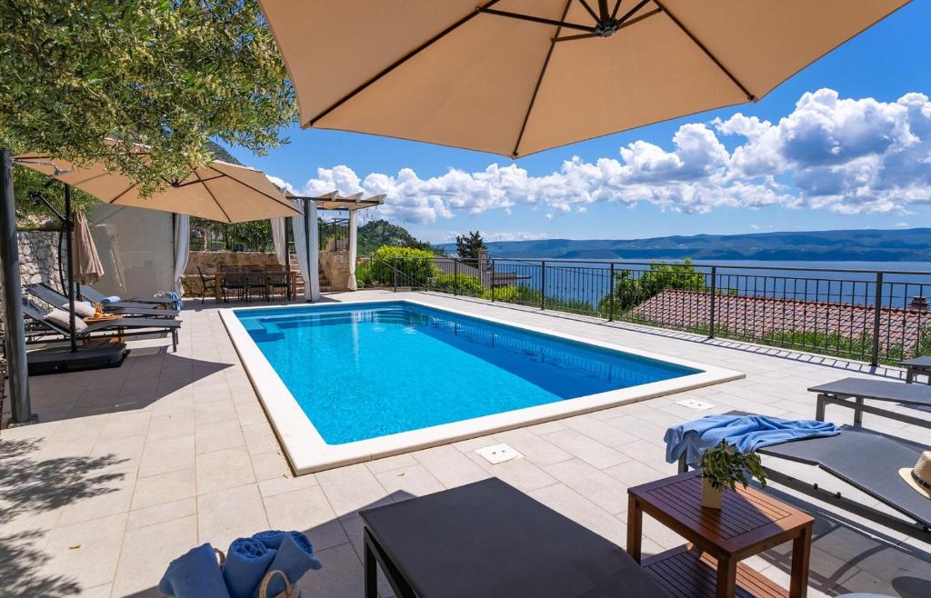 VILLA B2B with heated pool and panoramic sea views