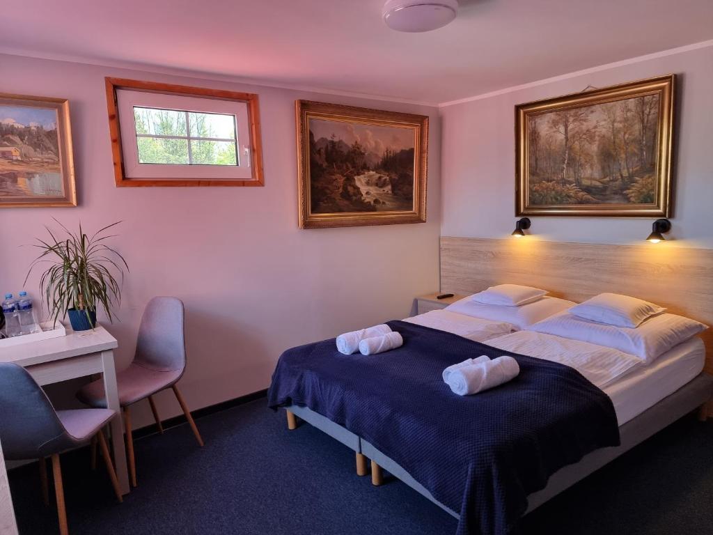 En eller flere senge i et værelse på SCOTS pokoje gościnne