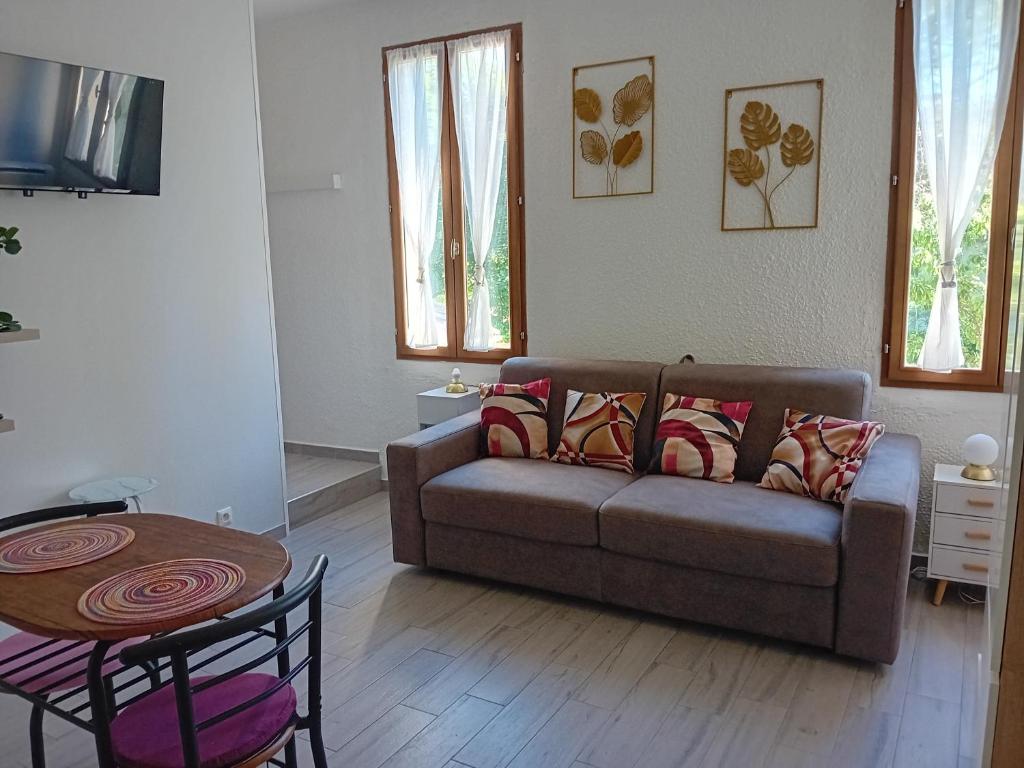 un salon avec un canapé et une table dans l'établissement Studio centre-ville, à Uzès