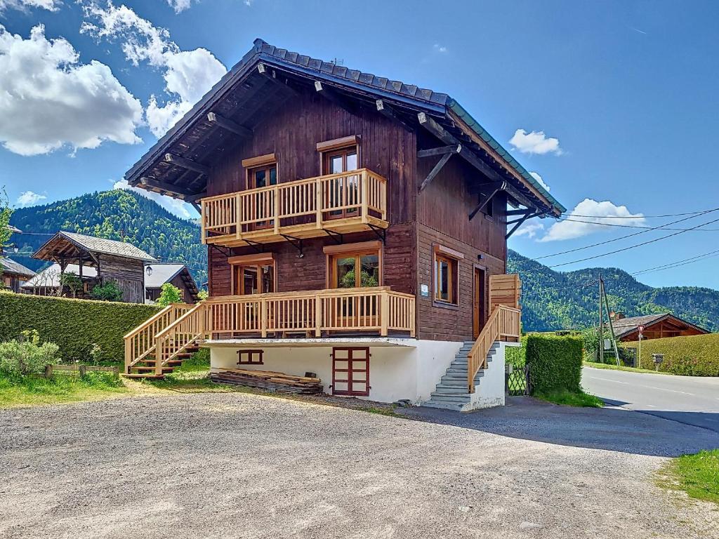 Cette grande maison en bois dispose d'une terrasse couverte et d'un balcon. dans l'établissement Chalet Alpa, à Morzine