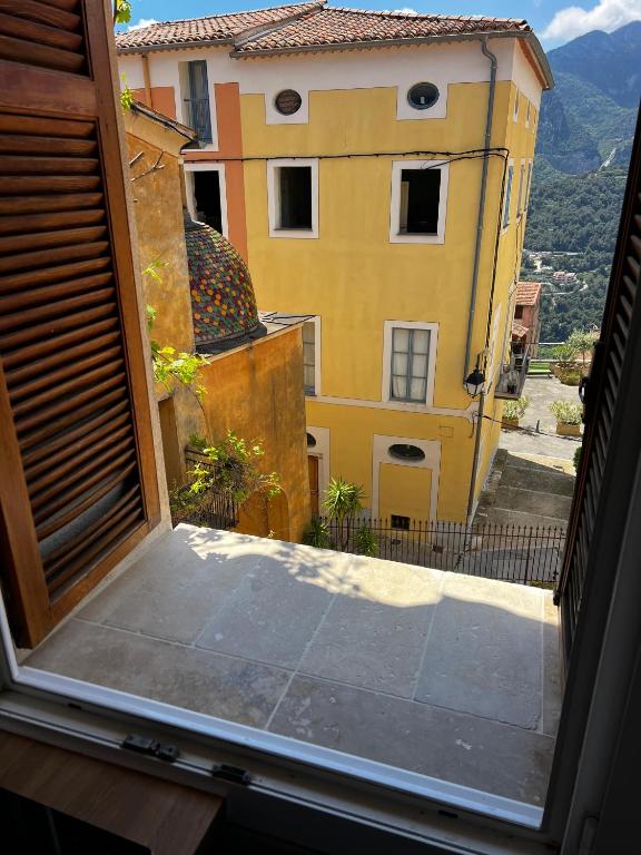 - une vue depuis la fenêtre ouverte d'un bâtiment dans l'établissement Rêve de Vacances Insolite Palais Lascaris Vue Montagne et Village Médiéval, à Castellar