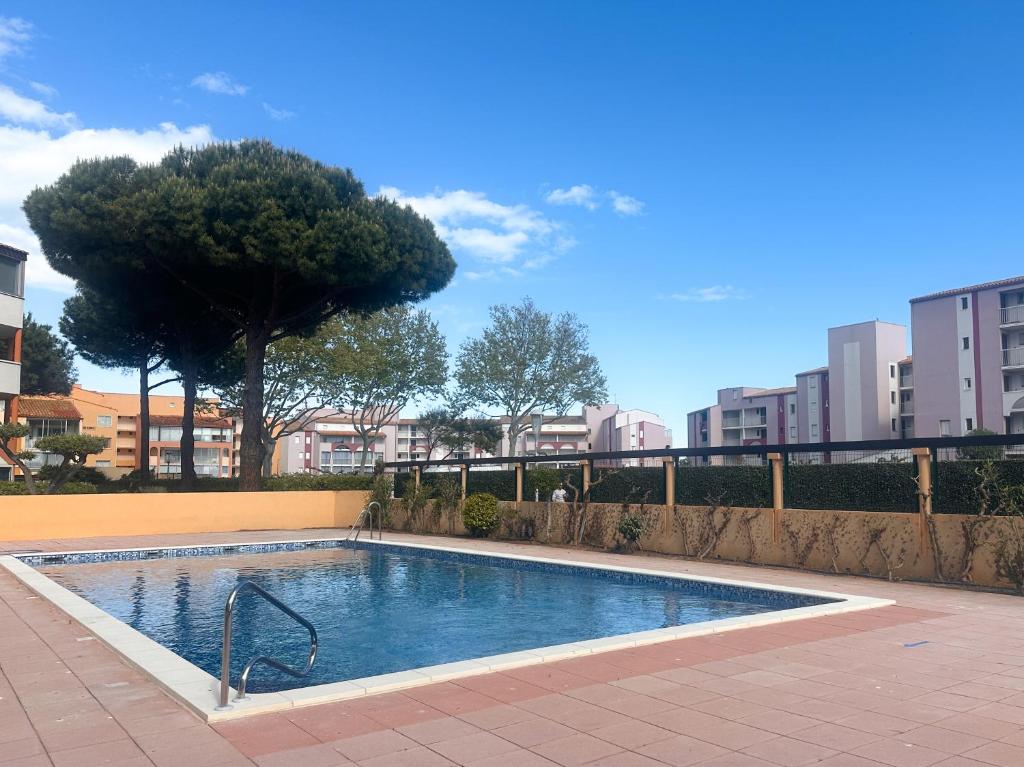une piscine au cœur d'une ville dans l'établissement Azeos by POM, au Cap d'Agde