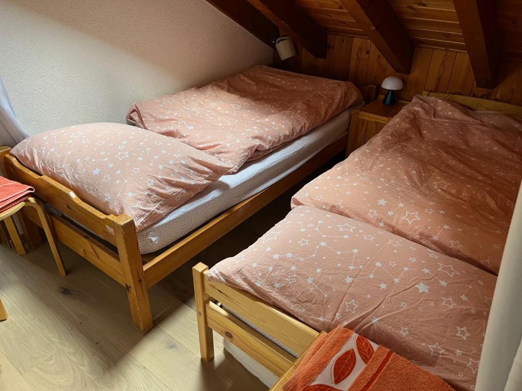 Postel nebo postele na pokoji v ubytování Chalet Les Rhodos appartement le Yeti