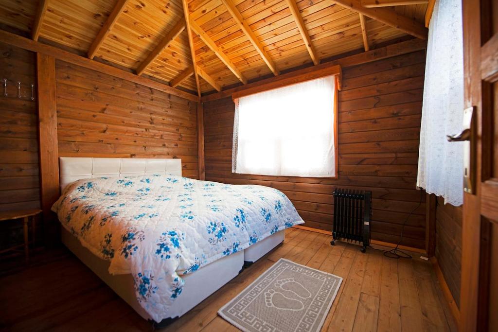 Postel nebo postele na pokoji v ubytování Yeniliman Bungalov Evleri - Ilgın Adlı Ev-Karaburun- İzmir