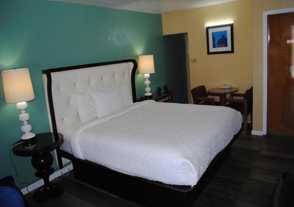 Postel nebo postele na pokoji v ubytování American inn