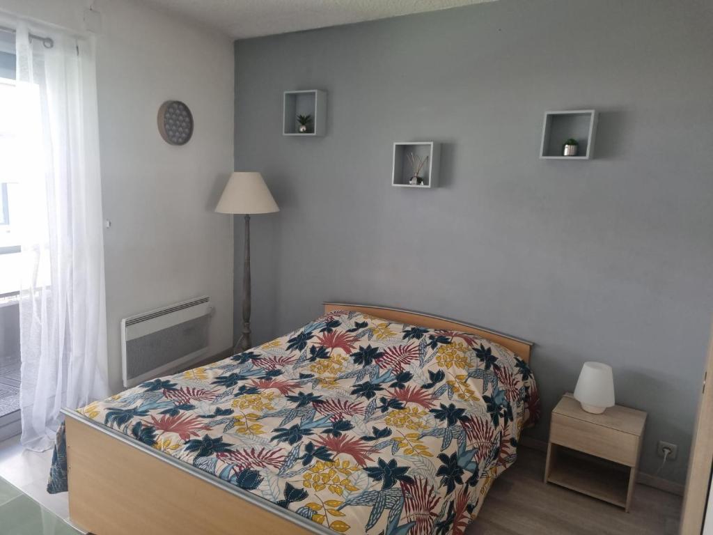 En eller flere senge i et værelse på Chez Léa