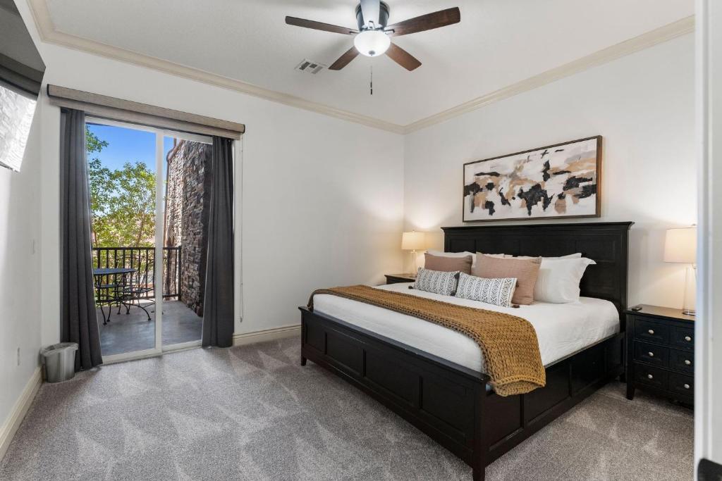 een slaapkamer met een bed met een plafondventilator bij Top-Floor Desert Oasis - Balcony Fireplace Jacuzzi in Washington