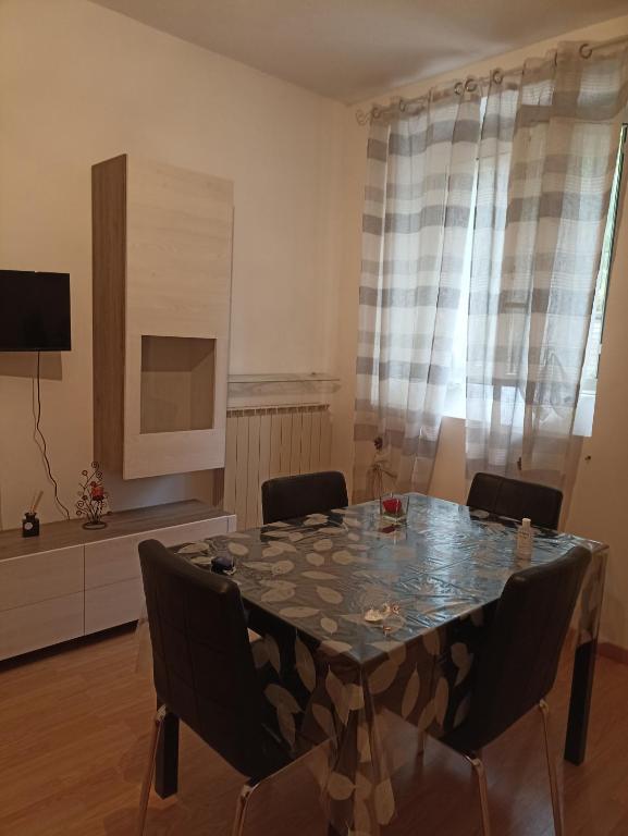 Televízia a/alebo spoločenská miestnosť v ubytovaní Casa via dei platani