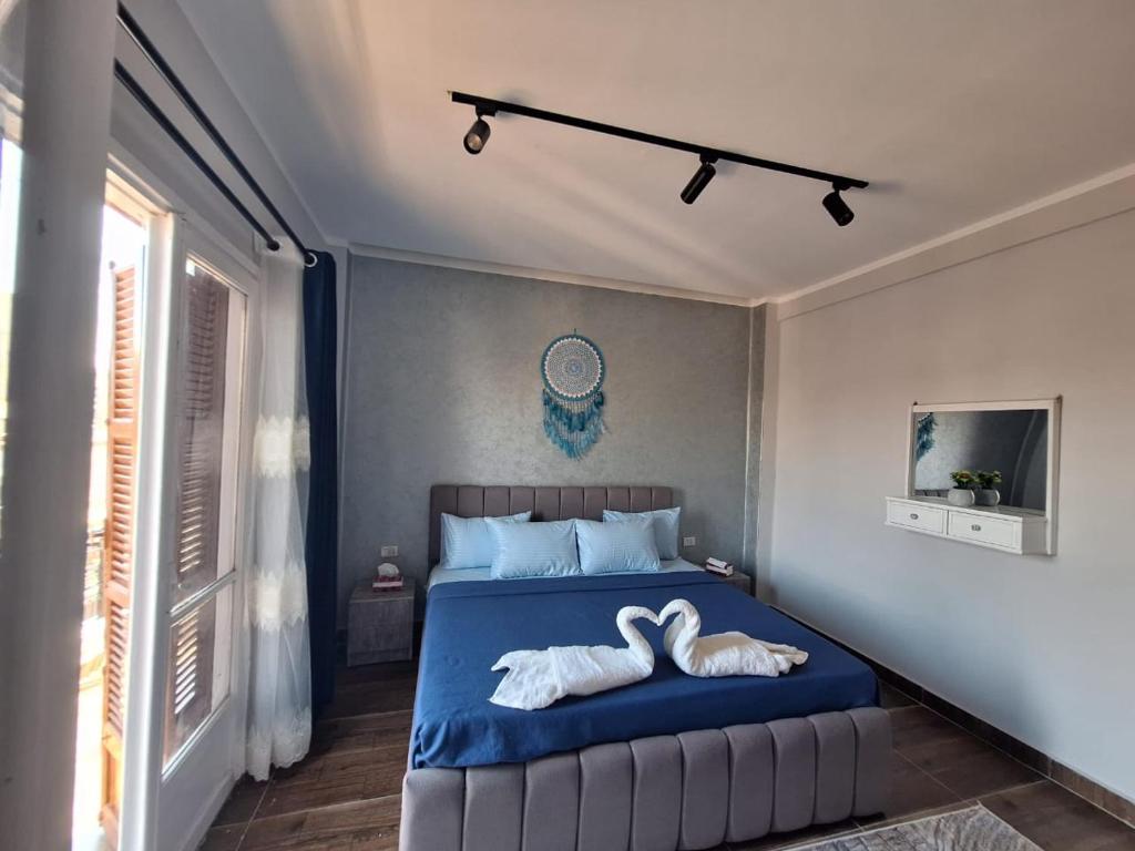 Postel nebo postele na pokoji v ubytování Downtown House Suites