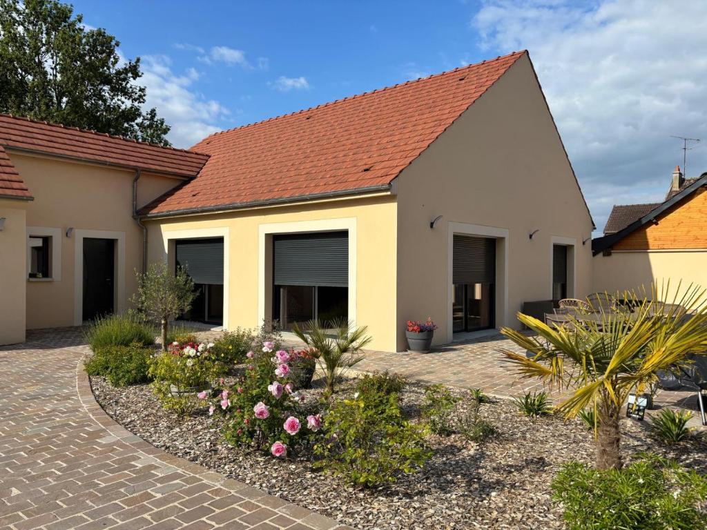 ein weißes Haus mit einem roten Dach in der Unterkunft La Clé des Champs Maison familiale à 15min Disneyland Paris WIFI GRATUIT in Boutigny