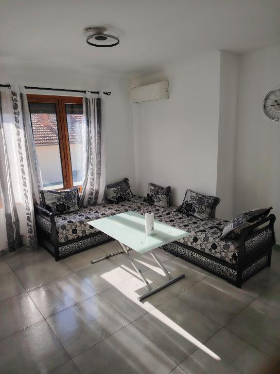 un salon avec un canapé et une table dans l'établissement Joli appartement F3 proche transport, à Vénissieux