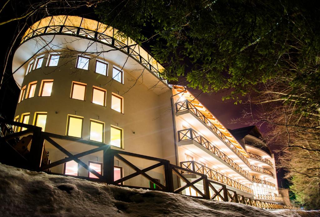 een gebouw 's nachts met lichten aan bij Hotel EUROPA - Górnicza Strzecha in Szklarska Poręba