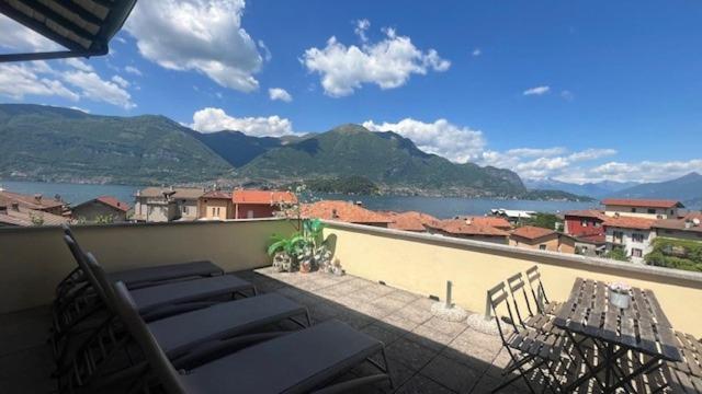レッツェノにあるCasa Carlotta Lake Comoの海の景色を望むバルコニー(椅子付)