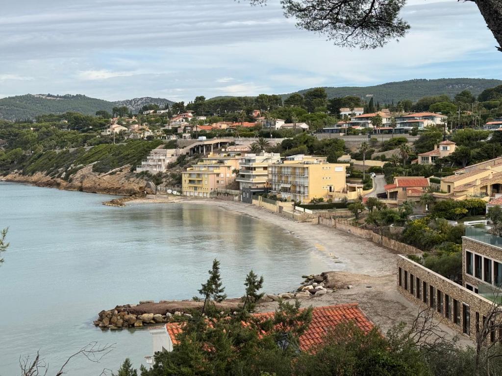 - une vue sur une plage avec des maisons et des bâtiments dans l'établissement Appartement 2ch, terrasses parking, 50m de la plage, à Sanary-sur-Mer