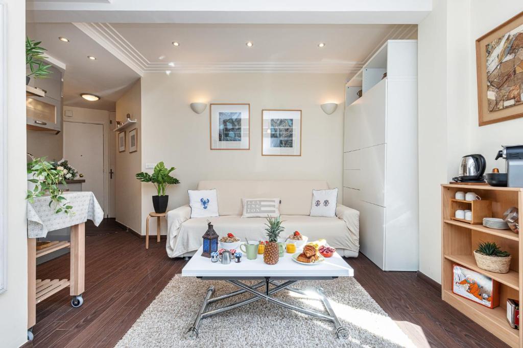 un salon avec un canapé et une table dans l'établissement STALINGRAD 32 - Cosy Apartement close old Port, à Nice