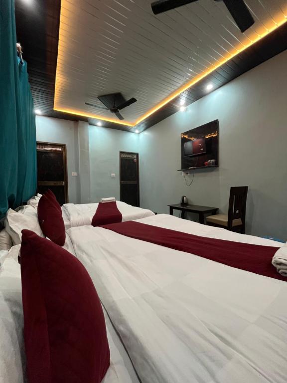 Postel nebo postele na pokoji v ubytování Hotel Aryakulam Palace Ayodhya