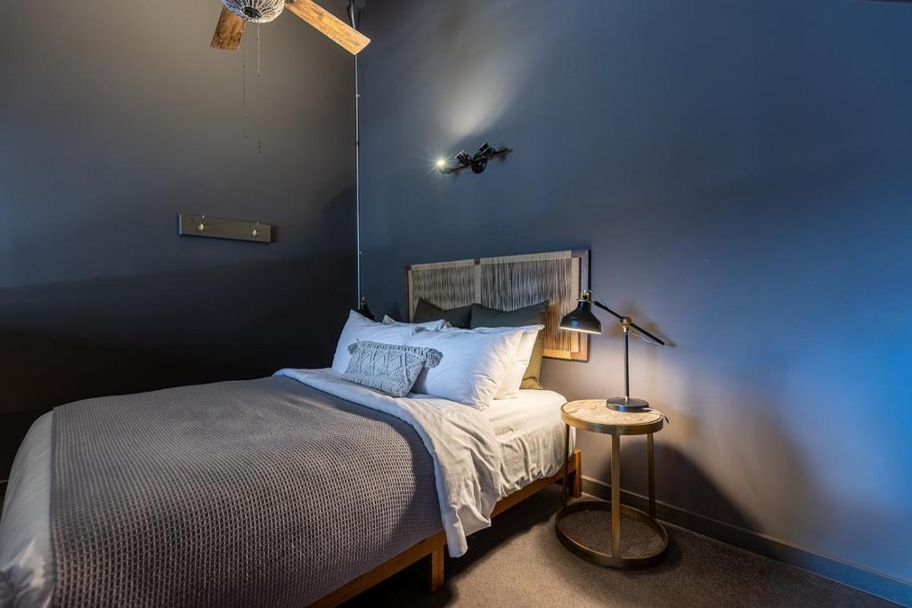 Postel nebo postele na pokoji v ubytování Creekside Villa